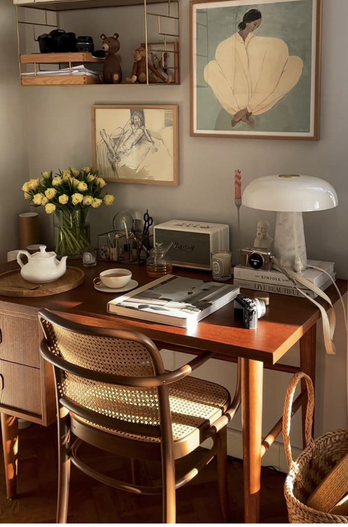 Espaço de trabalho acolhedor com mesa de madeira e objetos criativos